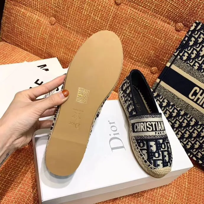 👟👟Ex-factory price 400👟👟 In 2020, new colors are coming simultaneously on the official website of the DIOR fisherman shoe series: original development, original anatomy display, exclusive outsole, you can compare as you like.  [Material] 1⃣️Sole: The only 1:1 exclusive rubber sole on the market 🌸. Fabric original embroidery. Lining: imported sheepskin, delicate and soft. [Size] 35-40.